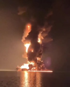 Принадлежащий США танкер подвергся удару и загорелся в Шардже (ОАЭ), также пожар вспыхнул на нефтебазе в порту, сообщил иранский телеканал Press TV