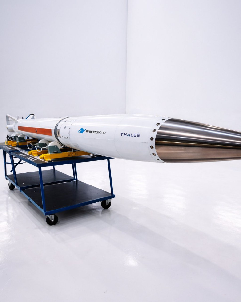 Компании Thales и ArianeGroup продемонстрировали облик наземного ракетного комплекса (РСЗО) FLP-T 150 и опытный образец управляемой ракеты к нему с дальностью стрельбы до 150 км. Боевая машина выполнена на автомобильном... Компании Thales и ArianeGroup продемонстрировали облик наземного ракетного комплекса (РСЗО) FLP-T 150 и опытный образец управляемой ракеты к нему с дальностью стрельбы до 150 км. Боевая машина выполнена на автомобильном...