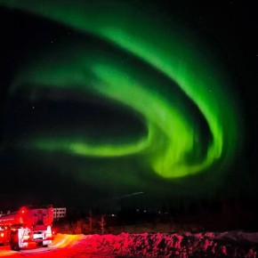 Захватывающую красоту наблюдали сегодня в разных регионах России: небо озарило яркое северное сияние