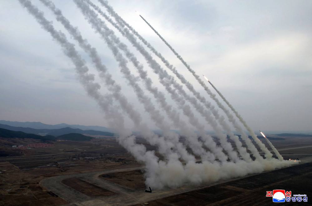 Супер-РСЗО Ким Чен Ына: КНДР провела демонстрационные учения сверхточной артиллерии Супер-РСЗО Ким Чен Ына: КНДР провела демонстрационные учения сверхточной артиллерии