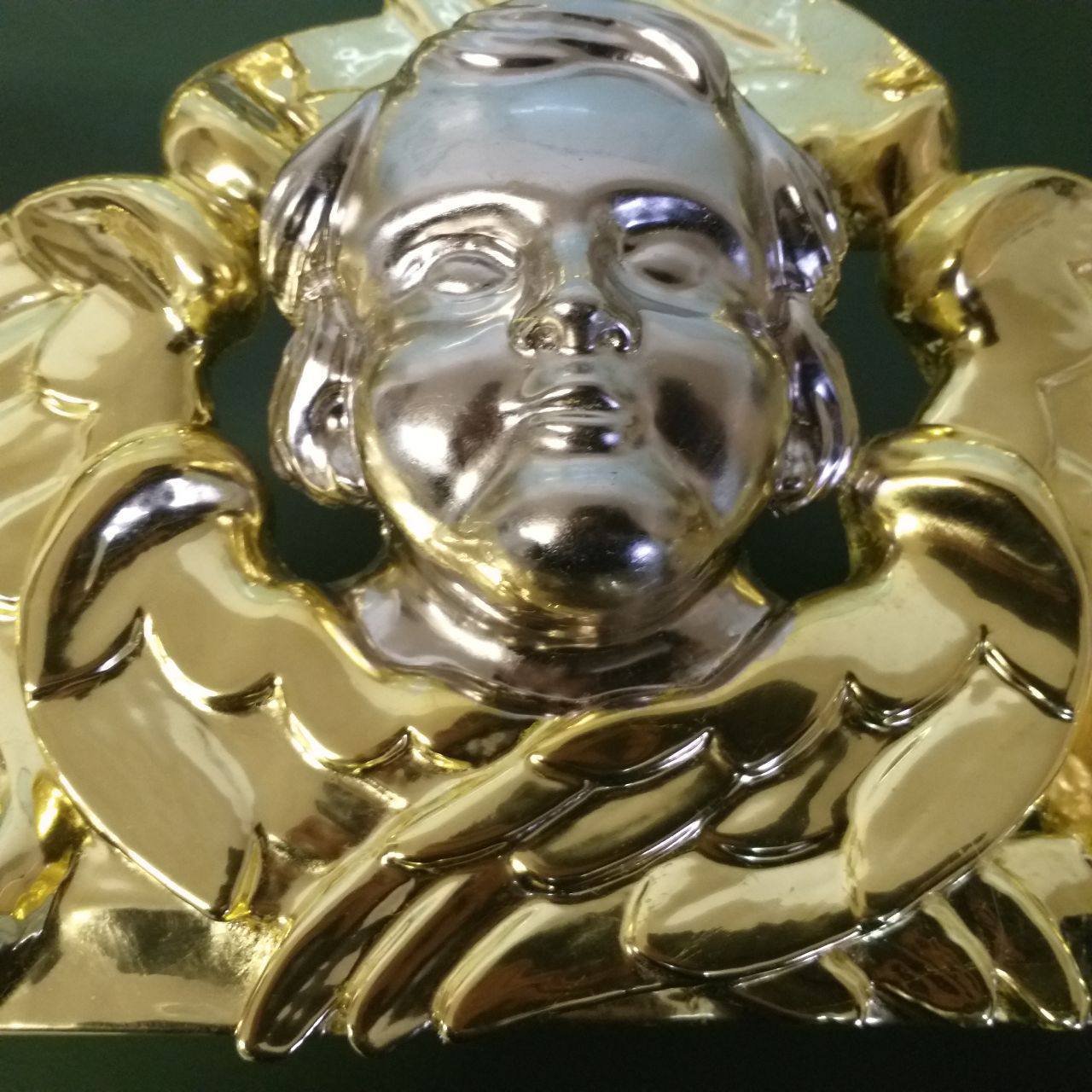 В Печорах приступили к установке отреставрированного иконостаса