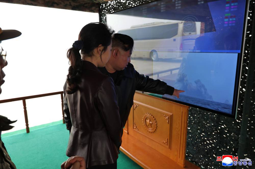 Супер-РСЗО Ким Чен Ына: КНДР провела демонстрационные учения сверхточной артиллерии Супер-РСЗО Ким Чен Ына: КНДР провела демонстрационные учения сверхточной артиллерии