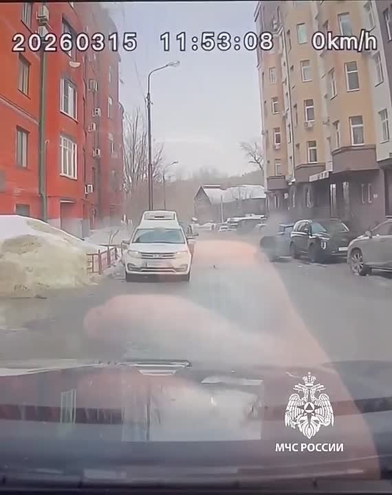 Часть крыши жилого дома рухнула на автомобиль в Казани