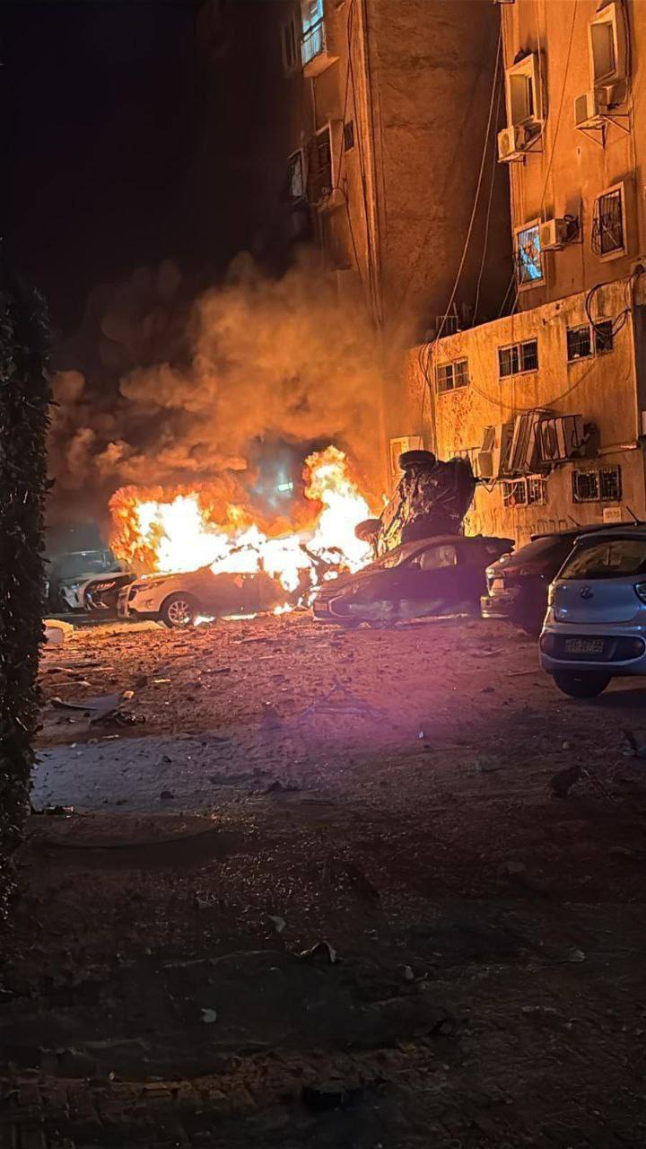 В ходе ночных ударов по Израилю Иран добился нескольких попаданий, в том числе и в Тель-Авиве В ходе ночных ударов по Израилю Иран добился нескольких попаданий, в том числе и в Тель-Авиве