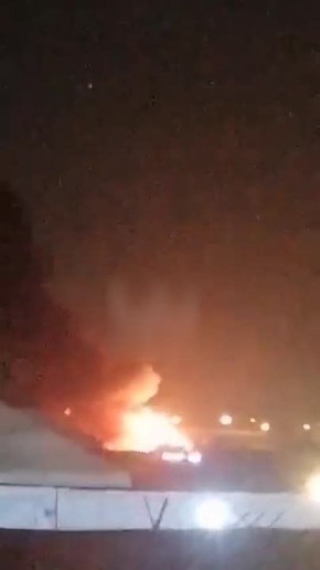 Пожар на базе Виктория в Ираке после ответного прилёта иранских ракет