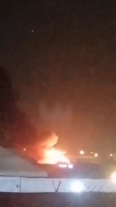 Пожар на базе Виктория в Ираке после ответного прилёта иранских ракет