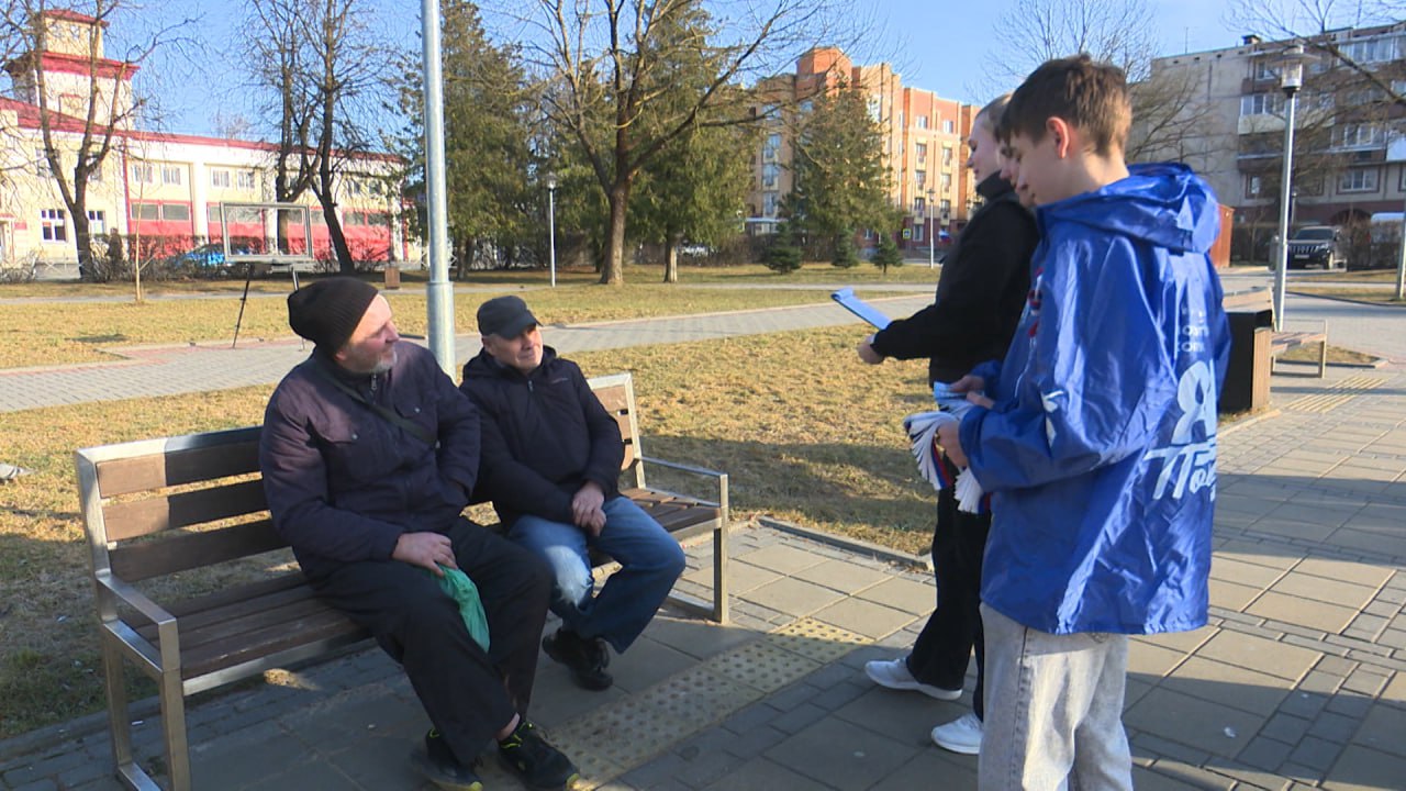 Две патриотические акции провели сегодня Волонтеры Победы в Пскове в канун Дня воссоединения Крыма с Россией Две патриотические акции провели сегодня Волонтеры Победы в Пскове в канун Дня воссоединения Крыма с Россией