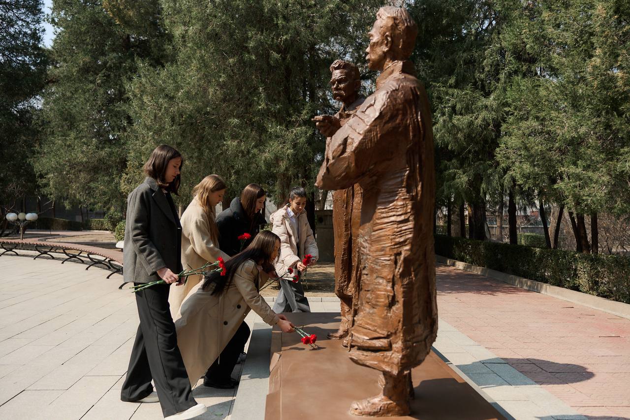 16 марта в Посольстве России в Китае состоялось мероприятие, посвященное дню рождения классика русской литературы Максима Горького 16 марта в Посольстве России в Китае состоялось мероприятие, посвященное дню рождения классика русской литературы Максима Горького