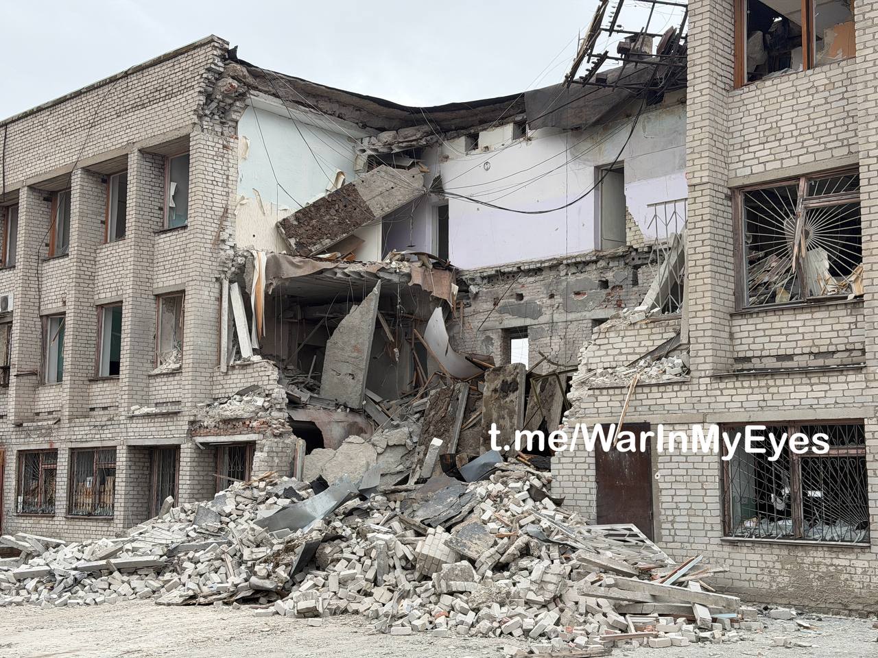 Последствия прилета двух ударных БПЛА самолетного типа по зданию Почты Донбасса в пгт Последствия прилета двух ударных БПЛА самолетного типа по зданию Почты Донбасса в пгт