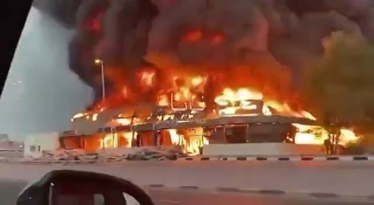 Сообщают о взрывах и пожарах в районе аэропорта Дубая